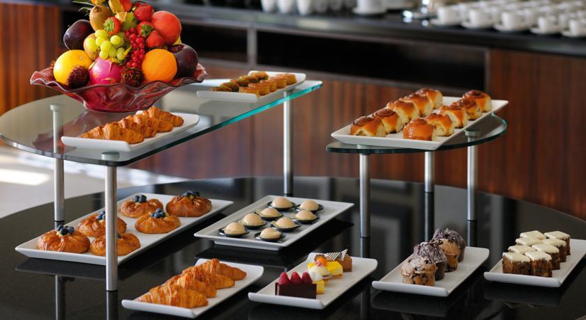 モーベンピック ホテル ウエスト ベイ ドーハ エクステリア 写真 A selection of pastries