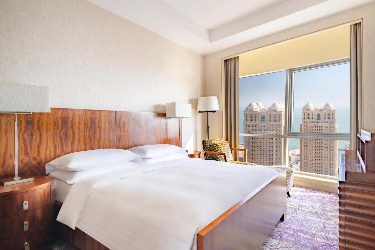 モーベンピック ホテル ウエスト ベイ ドーハ エクステリア 写真 A bedroom at the Jumeirah Atlantis