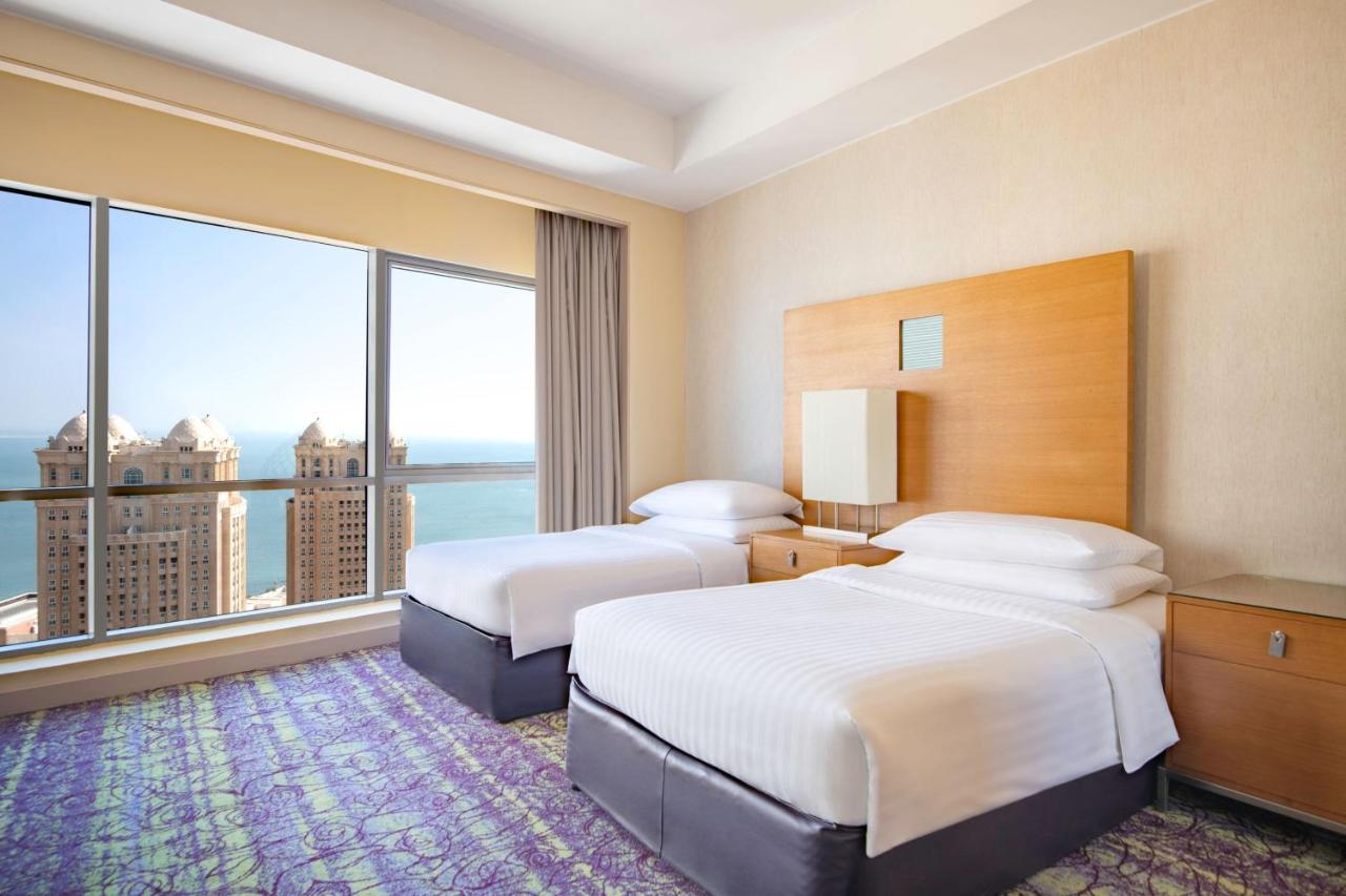 モーベンピック ホテル ウエスト ベイ ドーハ エクステリア 写真 A guest room at Jumeirah Atlantis