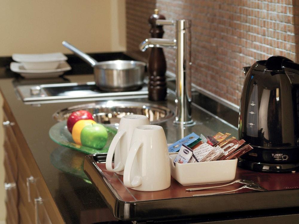 モーベンピック ホテル ウエスト ベイ ドーハ エクステリア 写真 A kitchen in a serviced apartment
