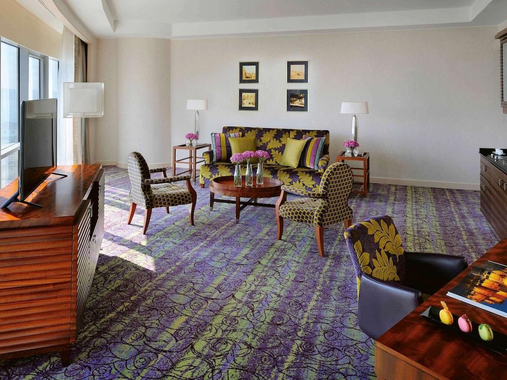 モーベンピック ホテル ウエスト ベイ ドーハ エクステリア 写真 A suite at the hotel