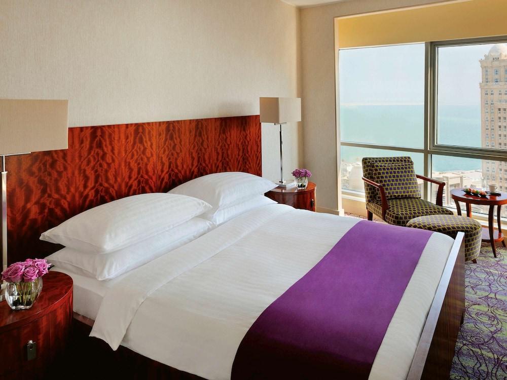 モーベンピック ホテル ウエスト ベイ ドーハ エクステリア 写真 A bedroom at the Jumeirah Atlantis