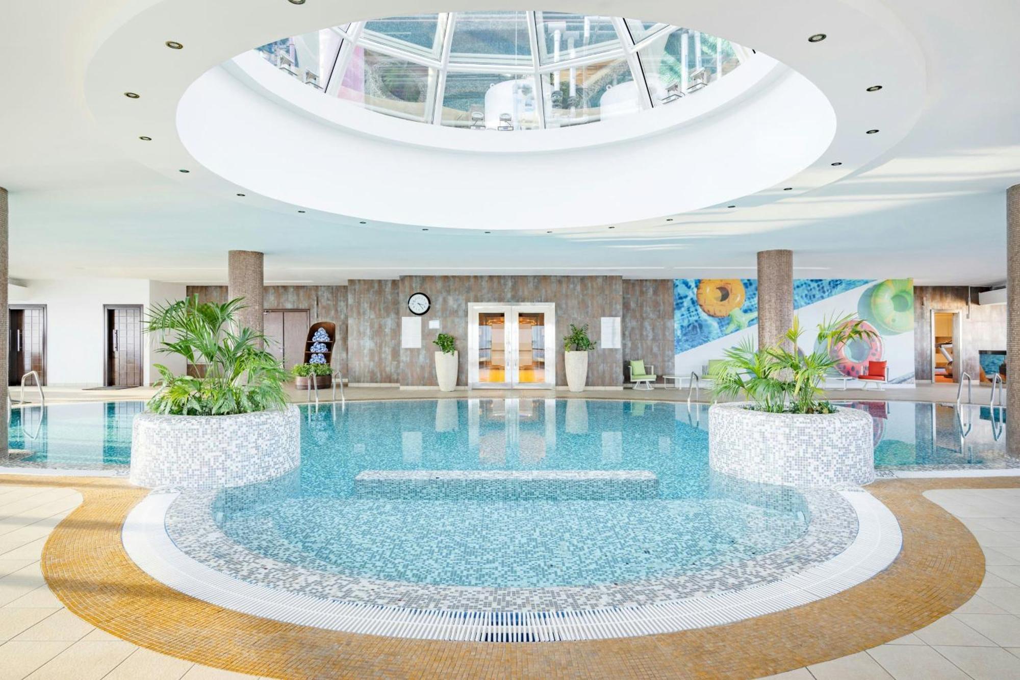 モーベンピック ホテル ウエスト ベイ ドーハ エクステリア 写真 The swimming pool at the hotel