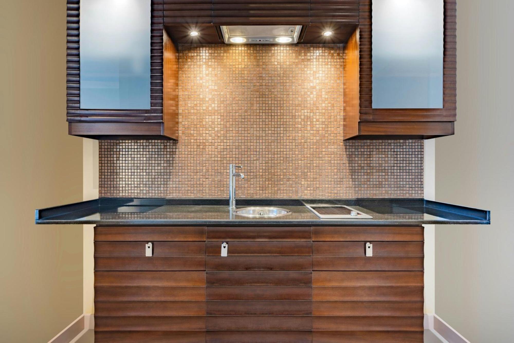 モーベンピック ホテル ウエスト ベイ ドーハ エクステリア 写真 A kitchen with a single-bowl sink