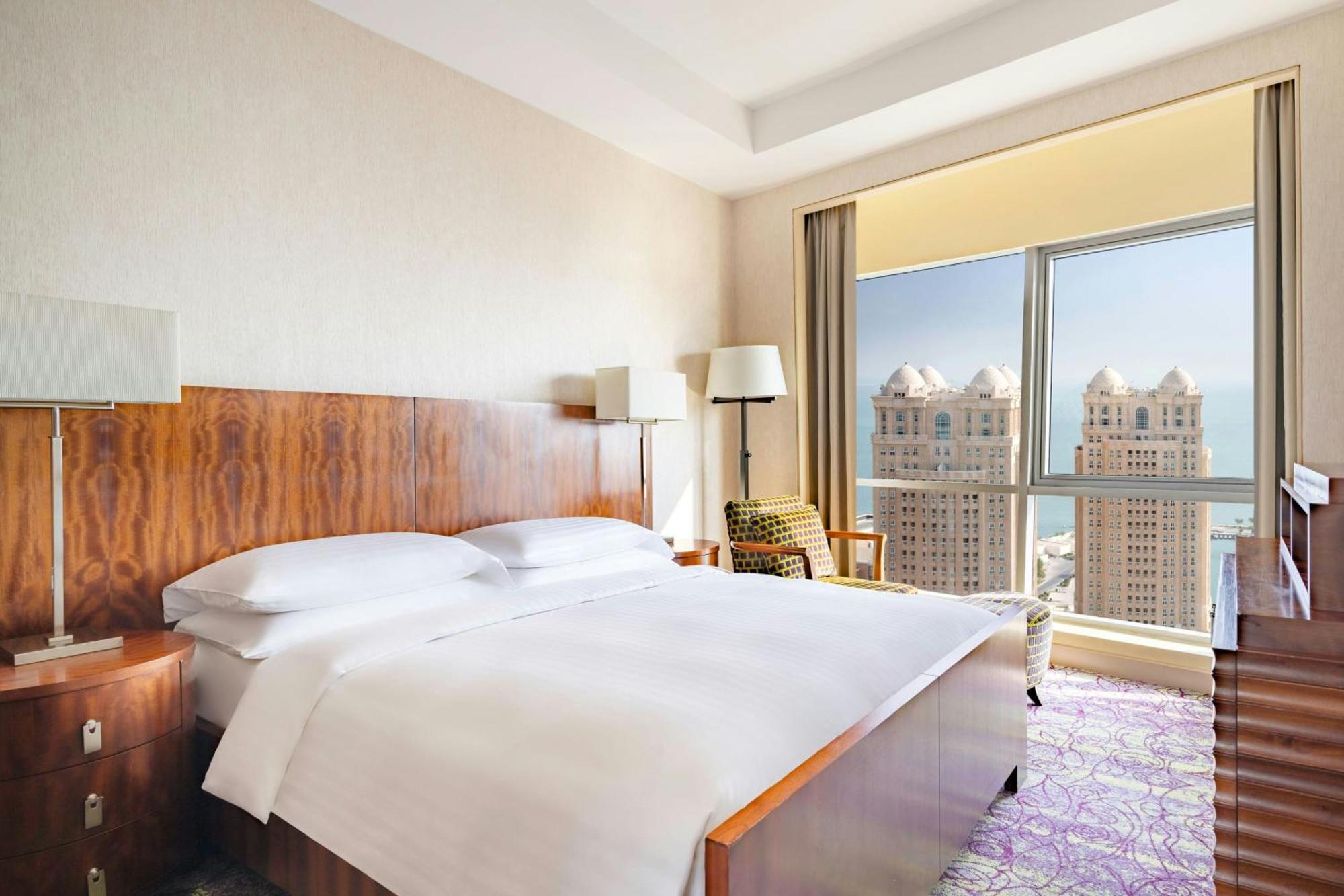 モーベンピック ホテル ウエスト ベイ ドーハ エクステリア 写真 A bedroom at the Jumeirah Atlantis
