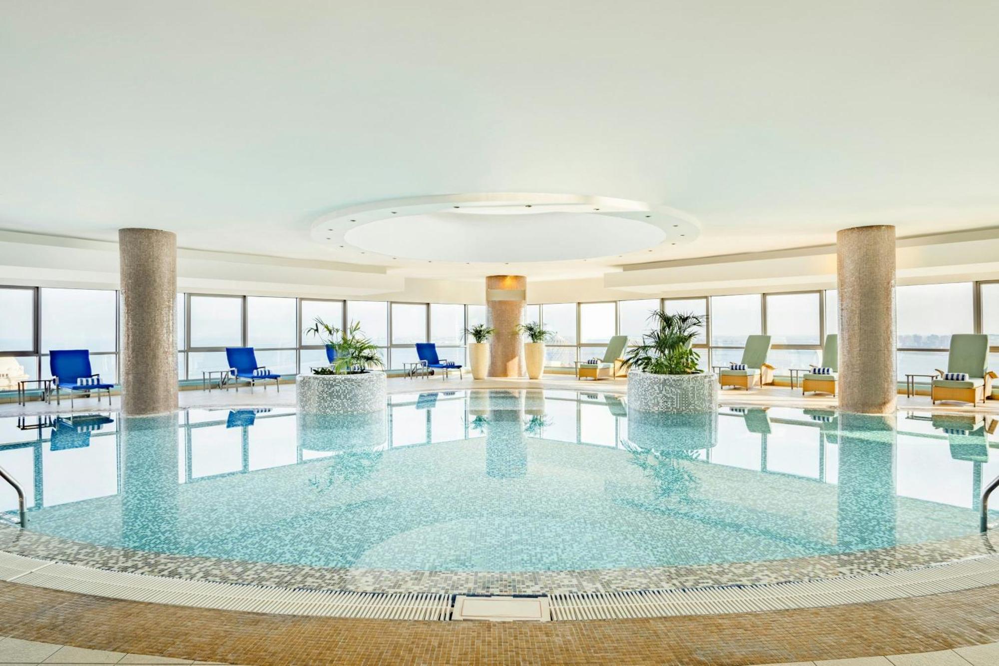 モーベンピック ホテル ウエスト ベイ ドーハ エクステリア 写真 The pool at the hotel